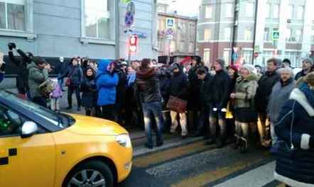 The currency borrowers blocked Neglinnaya street in Moscow and scuffled with the police