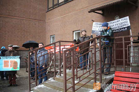 Three hundred people staged protest against densification in a Saint Petersburg street
