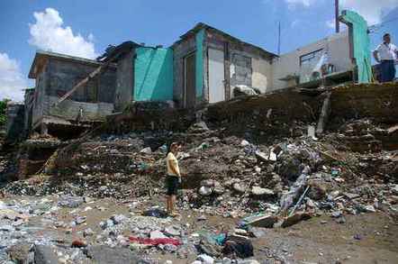 En Monterrey, México, el huracán   Álex dañó dos milque fueron desalojas y deja 7 mil inhabitables