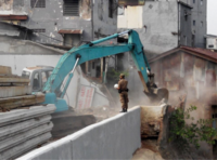 A bulldozer demolishing buildings, 20 August 2015. Photo: Azas Tigor Nainggolan.