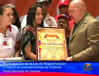 Chavez no era un presidente allí lejano, era un compañero del movimiento popular que llego al poder, era uno de los nuestros: Y VIVE!