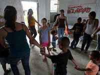 La comunidad Villas del Sol celebra junto a voluntarios y amigos el Día Internacional de la Paz en Puerto Rico (El Nuevo Dia, 21/9/09)