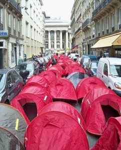 Logement_retour des tentes rue de la Banque.4