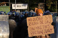 UK, Mass Dale Farm walkout: "you can't take away our dignity"