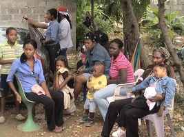 Vista de una de las familias desalojada mientras participaban en la actividad