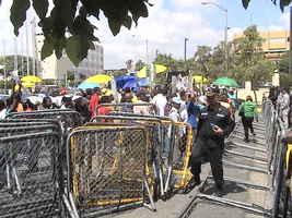 La Policiía Nacional estableció barricadas antimotines frente al Congreso Nacional