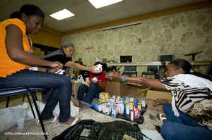 Santo Domingo- Haiti: Centro Bonó, recibiendo donaciones en la noche del 14/1/10 y Centro Poveda, Reunión del 15/1/10 - Foto de Lorena Espinoza