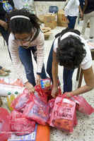 Santo Domingo- Haiti: Centro Bonó, recibiendo donaciones en la noche del 14/1/10 y Centro Poveda, Reunión del 15/1/10 - Foto de Lorena Espinoza