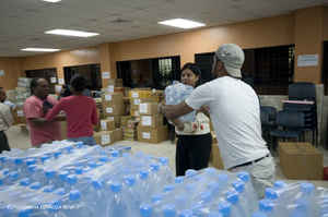 Santo Domingo- Haiti: Centro Bonó, recibiendo donaciones en la noche del 14/1/10 y Centro Poveda, Reunión del 15/1/10 - Foto de Lorena Espinoza