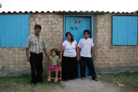 LIMA: NO A LOS DESALOJOS EN LOMO DE CORVINA, VILLA EL SALVADOR